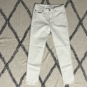 KanCan new with tag white skinny jeans 9/28 inseam approx 30”